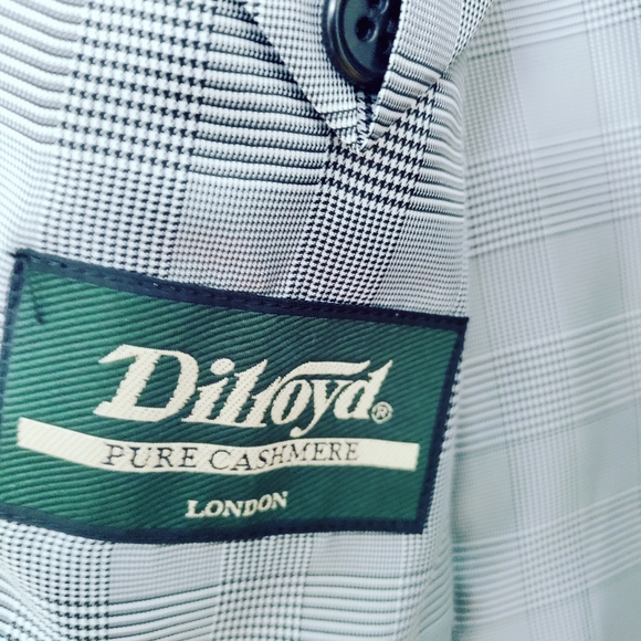 Like new 100% cashmere,charcoal men's coat, appx sz 38-40. Custom made. - Picture 6 of 8